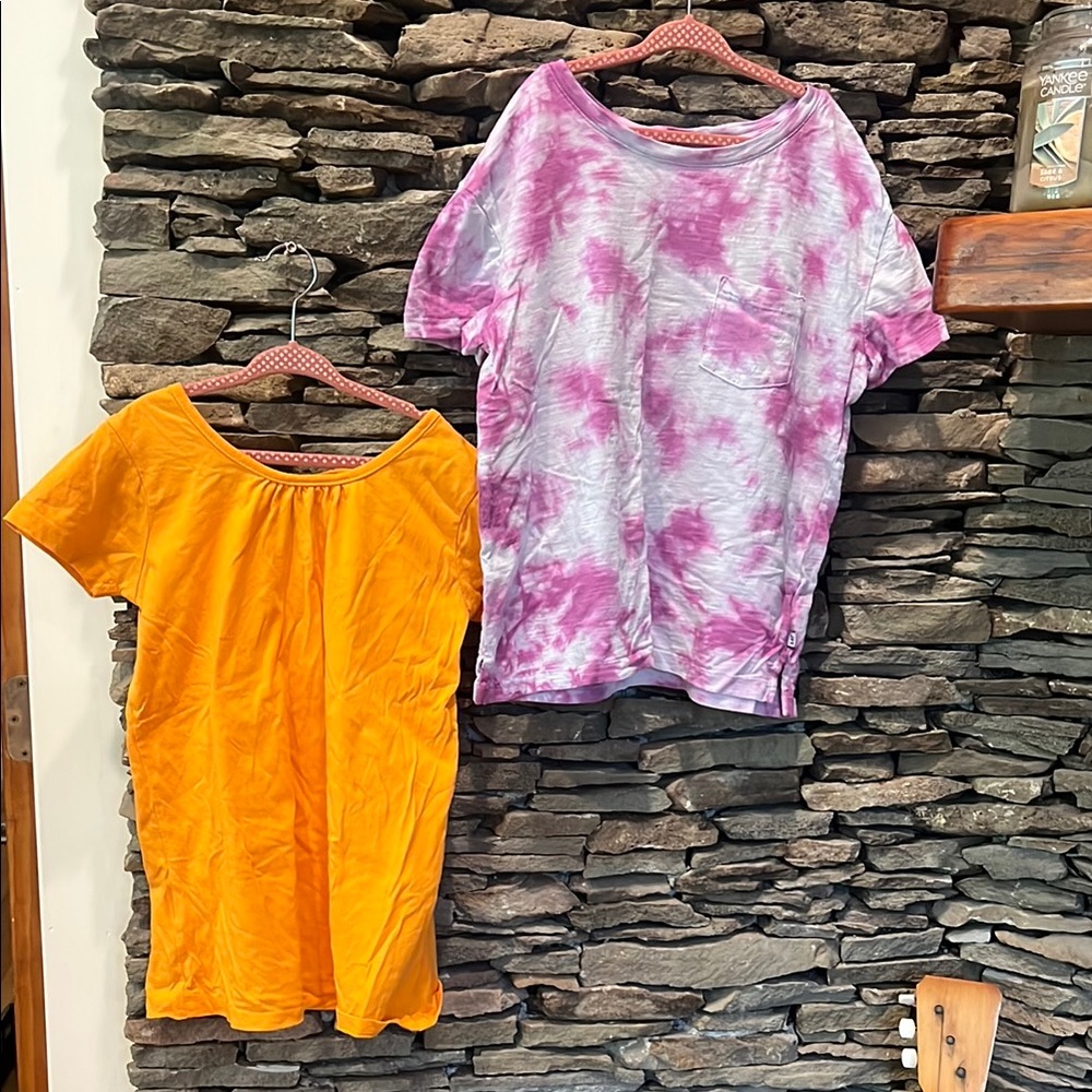 Kids Short Sleeve Gap Tie-Dye and Solid Tees. Two shirts for 7!